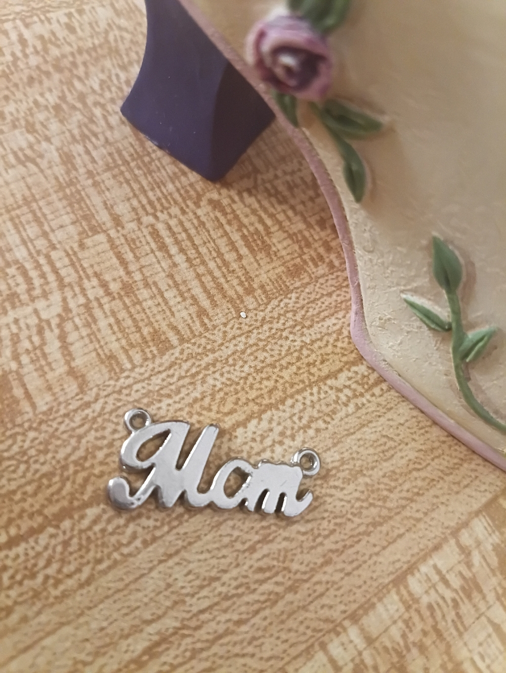 Silver 'Mom' Script Charm Pendant - Picture 3 of 3